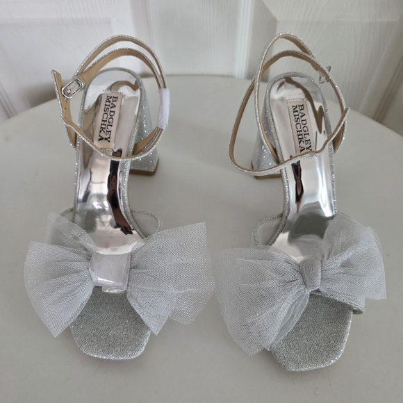 NWT Badgley Mischka Metallic Silver Tess Sandal - Picture 2 of 7